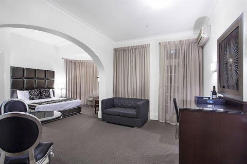 Monte Pio Hotel & Conference Centre - Accommodation Gladstone 0
