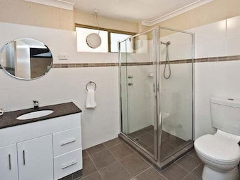 Riverway Chalets - Accommodation Gladstone 5