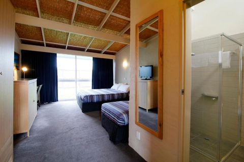 Torquay Hotel / Motel - Accommodation Gladstone 1