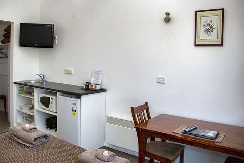 Delatite Apartments Timbertop & Fir - Accommodation Gladstone 3