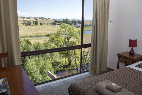Delatite Apartments Timbertop & Fir - Accommodation Gladstone 4