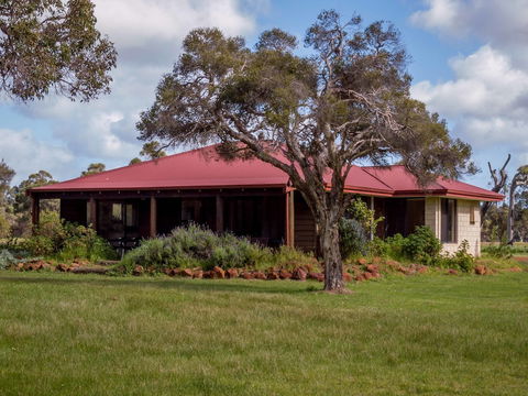 Dunsborough Rail Carriages & Farm Cottages - Accommodation Gladstone 2