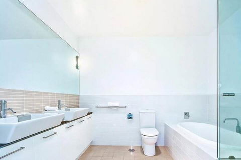Breeze Beachfront Apartments - Accommodation Gladstone 3