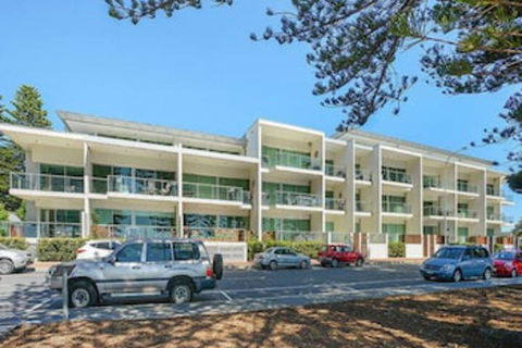 Breeze Beachfront Apartments - Accommodation Gladstone 0