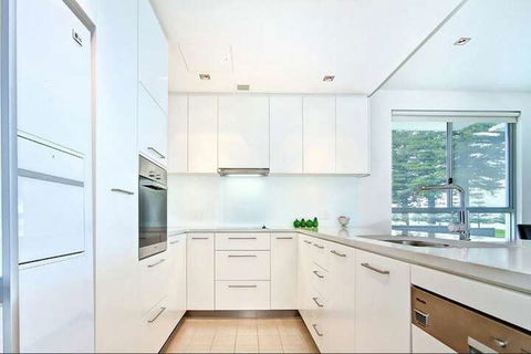 Breeze Beachfront Apartments - Accommodation Gladstone 6