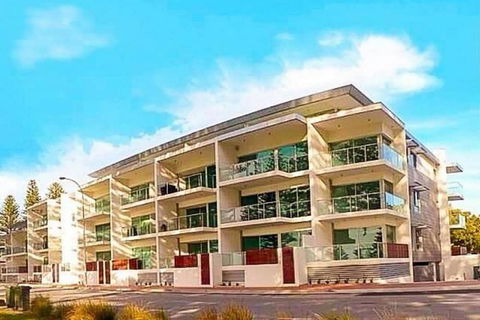 Breeze Beachfront Apartments - Accommodation Gladstone 1