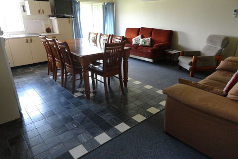 High View Family Cottages - Accommodation Gladstone 2