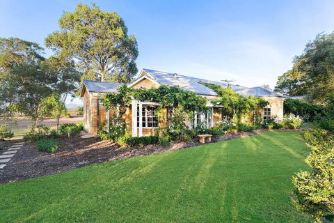 Vinden Estate Homestead - Accommodation Gladstone 3