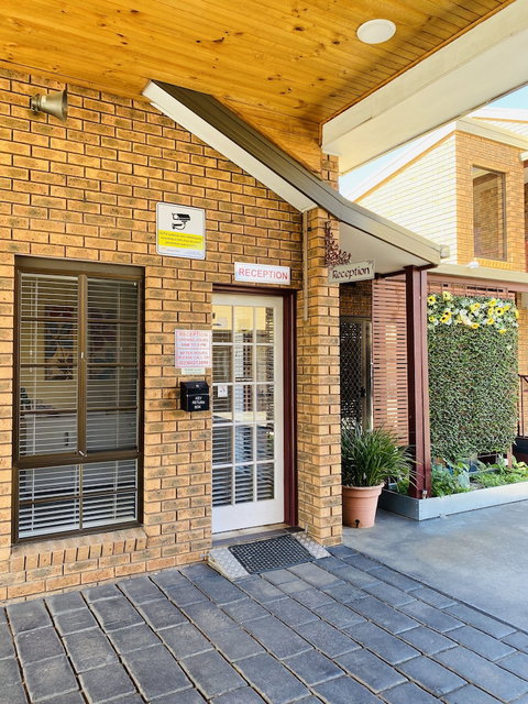The Cottage Motor Inn Albury - Accommodation Gladstone 3