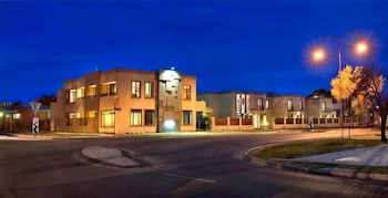 May Park Executive Apartments - Accommodation Gladstone 0