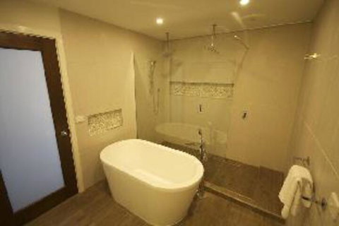 Mayfair Serviced Apartments - Accommodation Gladstone 0