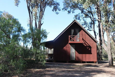 Krinklewood Cottage & Train Carriages - Accommodation Gladstone 5