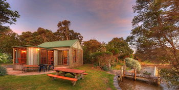 Stanley Lakeside Spa Cabins - Accommodation Gladstone 1