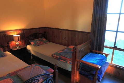 Stanley Lakeside Spa Cabins - Accommodation Gladstone 0