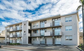 Glenelg Holiday Apartments- Corfu - Accommodation Gladstone 2
