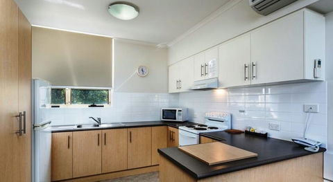Glenelg Holiday Apartments- Corfu - Accommodation Gladstone 4