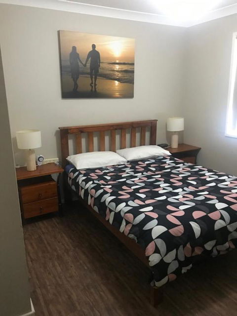Grey Pebbles - Accommodation Gladstone 1