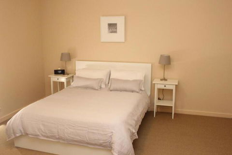 The Lighthouse Beachfront Accommodation - Accommodation Gladstone 5