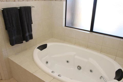 The Lighthouse Beachfront Accommodation - Accommodation Gladstone 3