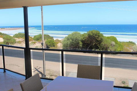The Lighthouse Beachfront Accommodation - Accommodation Gladstone 4