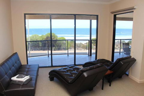 The Lighthouse Beachfront Accommodation - Accommodation Gladstone 2