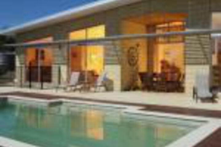 Main Lead VIC Accommodation Gladstone