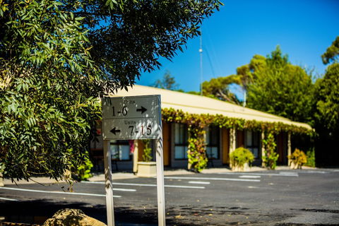 Country Roads Motor Inn Naracoorte - Accommodation Gladstone 0