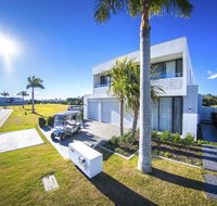 The Pinnacle at Hope Island Resort - Accommodation Gladstone