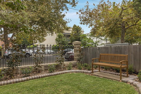 Dalziel Lodge - Accommodation Gladstone 0