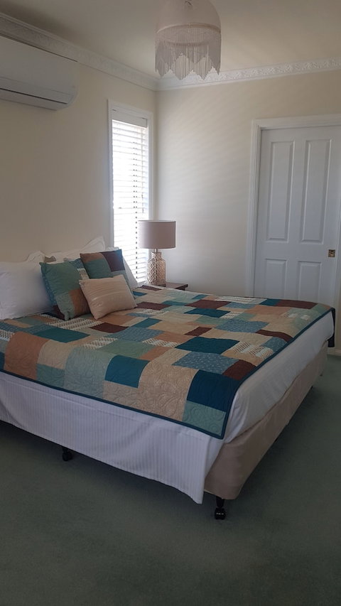 Grovely House Bed & Breakfast - Accommodation Gladstone 6