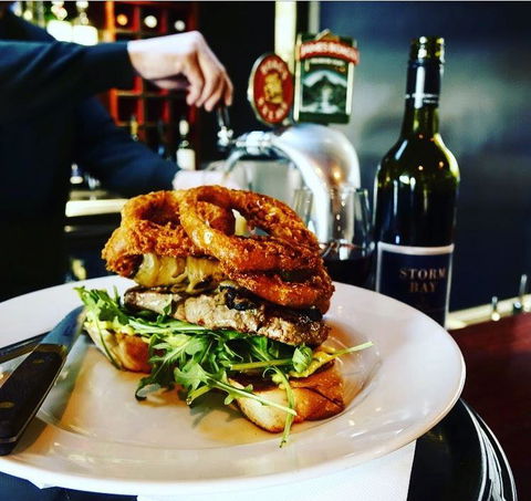Pierre's On George - Accommodation Gladstone 1