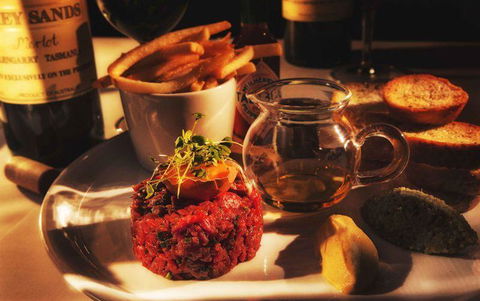 Pierre's On George - Accommodation Gladstone 7