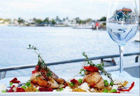 SEE Restaurant - Accommodation Gladstone 11