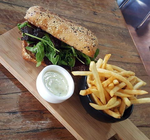 Top Pub Bistro - Accommodation Gladstone 3