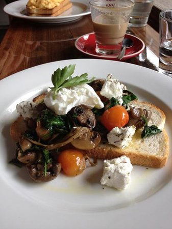 The Lower Deck Cafe - Accommodation Gladstone 0