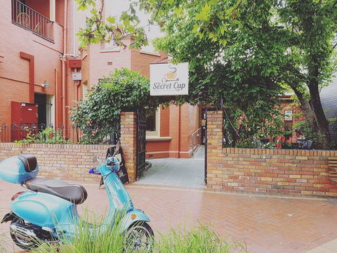 The Secret Cup - Accommodation Gladstone 0