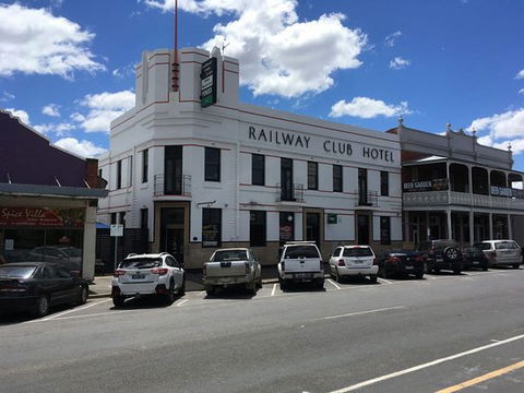 Railway Club Hotel - Accommodation Gladstone 0