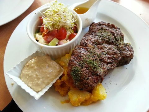 Quarry Restaurant - Accommodation Gladstone 0