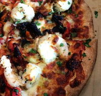 Crust Gourmet Pizza - Accommodation Gladstone