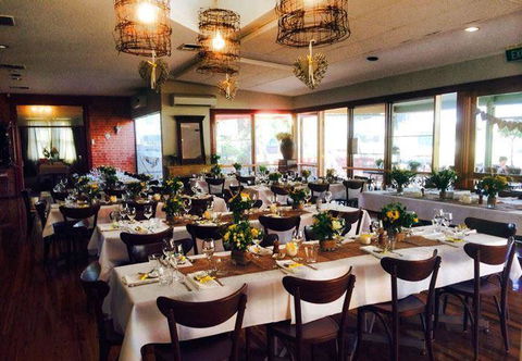 The Crossing Cafe & Restaurant - Accommodation Gladstone 7