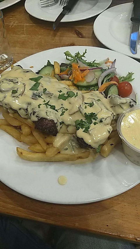 HIYC Cafe & Restaurant - Accommodation Gladstone 0
