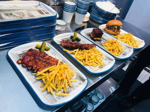 American Bar & Grill - Accommodation Gladstone 0
