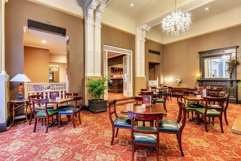 The Orient Bar & Dining Room - Accommodation Gladstone 2