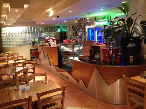 Montania Cafe Bar Restaurant - Accommodation Gladstone 0