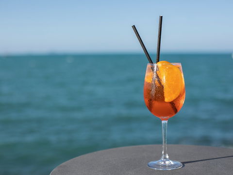 The Rocks - Restaurant, Bar, Pool Club - Accommodation Gladstone 2