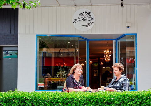 Jardine's Café - Accommodation Gladstone 1