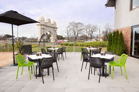 Arch View  Cafe - Accommodation Gladstone 2