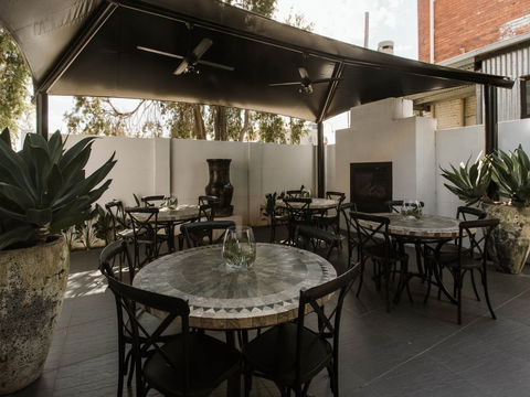 Uneke Lounge - Accommodation Gladstone 2
