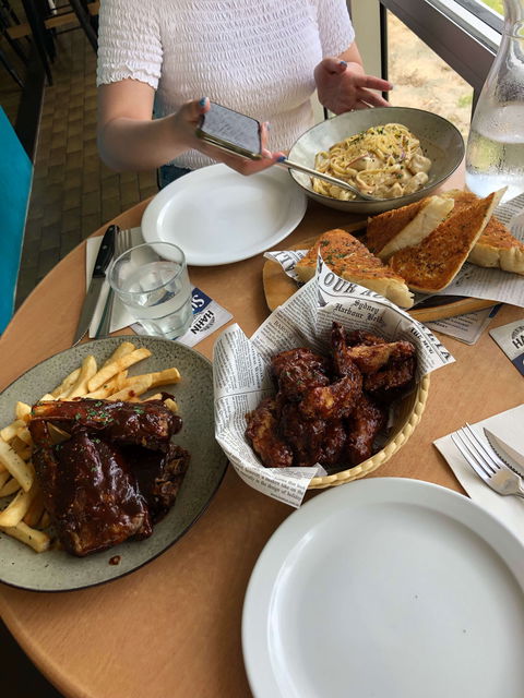 Mika Live BBQ & Bar - Accommodation Gladstone 0
