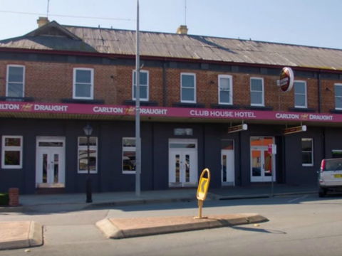 The Clubhouse Hotel - Accommodation Gladstone 2